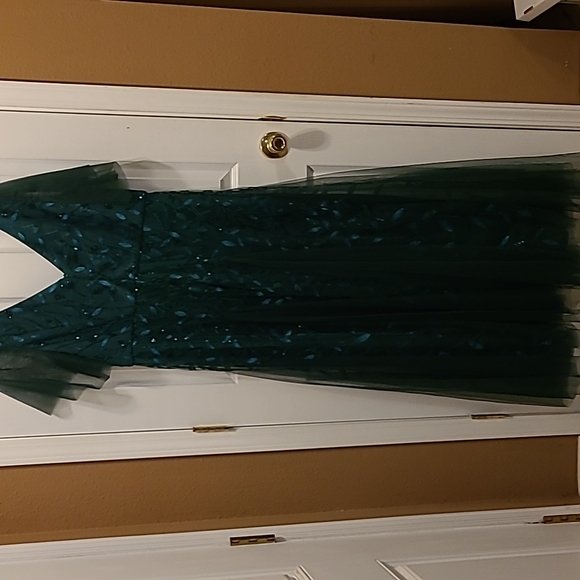 Forest green sequin and tulle gown - Picture 5 of 6